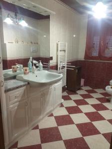 ein Bad mit einem Waschbecken und einem Spiegel in der Unterkunft B&B le Villette Predappio in Predappio
