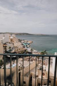 balkon z widokiem na plażę i ocean w obiekcie ibis Styles ST Pauls Bay Malta w mieście St Paul's Bay