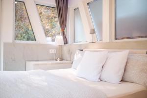 Een bed of bedden in een kamer bij Bungalow im Schwarzwald auf wunderschönem Anwesen