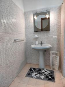 uma casa de banho com um lavatório e um espelho em Intero alloggio: appartamento bilocale em Alessandria