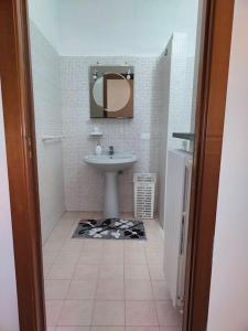 een badkamer met een wastafel en een spiegel bij Intero alloggio: appartamento bilocale in Alessandria