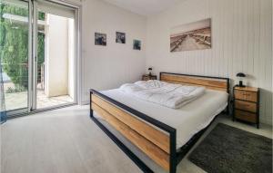 Un pat sau paturi într-o cameră la Gorgeous Home In Saint-Denis-D'oléron