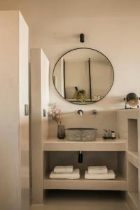 Ένα μπάνιο στο Argilos suite-Grand Blue Beach Residence
