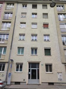 Service Apartment direkt neben Hauptbahnhof Graz في غراتس: عمارة سكنية امامها باب