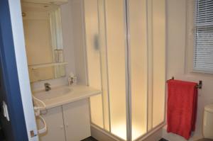 a white bathroom with a sink and a mirror at CAEN : appartement Cosy hyper centre historique in Caen