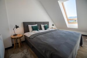 ein Schlafzimmer mit einem großen Bett und einem Fenster in der Unterkunft Apart Invest Widok 800 C14 in Szklarska Poręba