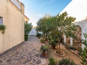 un patio de un edificio con árboles y plantas en Val Paraiso Rooms - Unforgettable Holiday, en Teulada