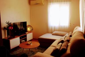 - un salon avec un canapé et une télévision dans l'établissement Casa Azul, à Alicante