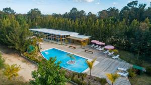 an aerial view of a house with a swimming pool at Villa Las Flores in Piriápolis