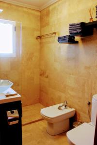 La salle de bains est pourvue de toilettes et d'un lavabo. dans l'établissement Casa Azul, à Alicante