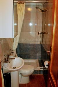 La salle de bains est pourvue d'un lavabo, de toilettes et d'une baignoire. dans l'établissement Casa Azul, à Alicante
