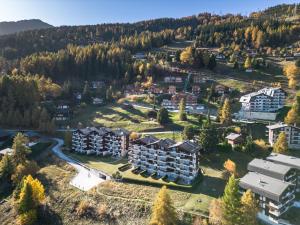 - une vue aérienne sur un complexe d'appartements dans les montagnes dans l'établissement Apartment La Foret, à Riddes