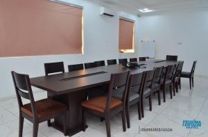 einen Konferenzraum mit einem langen Tisch und Stühlen in der Unterkunft Proxima Centauri Hotel in Port Harcourt