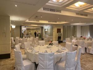 מסעדה או מקום אחר לאכול בו ב-Corp Executive Hotel Doha Suites