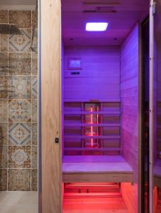sauna con illuminazione viola in camera di Palazzo di Irene a Chania