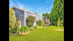 Apple Tree Cottage - Comboyne Mountain Cottages في Comboyne: منزل أمامه ساحة +22 صورة