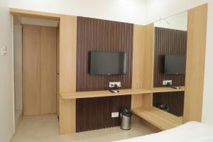 TV a/nebo společenská místnost v ubytování Hotel Dwarka Palace