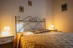 un letto in una camera da letto con due tavoli e due lampade di Agriturismo Casale le Crete ad Acquapendente