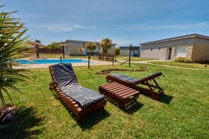 dos sillas y una mesa de picnic en un patio en Riviera del Sur - Apart hotel en Miramar