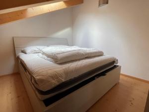 Postel nebo postele na pokoji v ubytování 061 Bilocale Mansarda, Carisolo