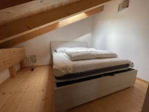 Postel nebo postele na pokoji v ubytování 061 Bilocale Mansarda, Carisolo