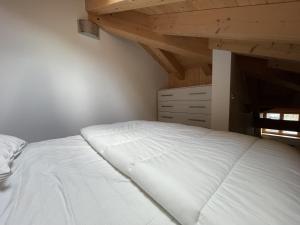 Postel nebo postele na pokoji v ubytování 061 Bilocale Mansarda, Carisolo