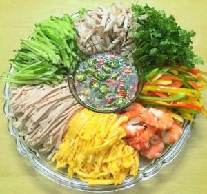 einen Teller mit Lebensmitteln verschiedener Gemüsearten in der Unterkunft Hoa Thi hotel in Tiên Tân
