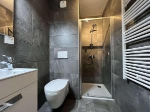 Kúpeľňa v ubytovaní LES FREINETS - Apt D02 - BO Immobilier - Châtel - Multipass été 2025 offert + 5 fotografií