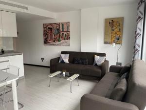 sala de estar con sofá y mesa en TECNOCORDOBA aparcamiento privado gratuito y piscina, en Córdoba