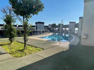 una piscina al lado de un edificio en TECNOCORDOBA aparcamiento privado gratuito y piscina, en Córdoba