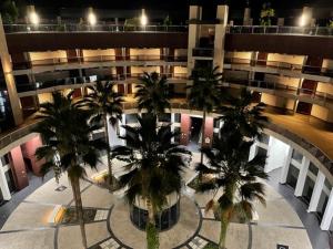 una vista aérea de un edificio con palmeras en TECNOCORDOBA aparcamiento privado gratuito y piscina, en Córdoba