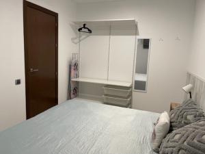 1 dormitorio con 1 cama grande y armario en TECNOCORDOBA aparcamiento privado gratuito y piscina, en Córdoba