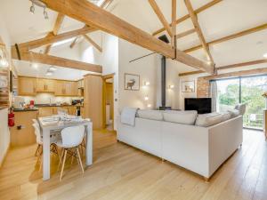 Ruperts Barn في Trimingham: غرفة معيشة مع أريكة وطاولة