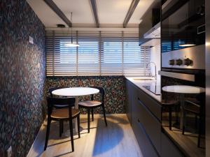 una cocina con 2 mesas y sillas en una habitación en Oktheway Oza Park, en A Coruña