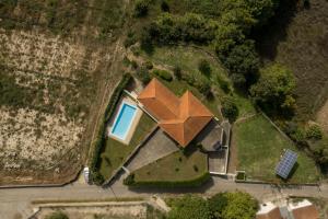 een bovenaanzicht van een huis met een oranje dak bij Casa Panorâmica Aurora in Celorico de Basto
