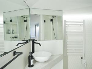 y baño con lavabo y espejo. en Oktheway Oza Park, en A Coruña