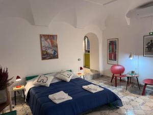 ein Schlafzimmer mit einem blauen Bett in einem Zimmer in der Unterkunft casa turchina in Neapel
