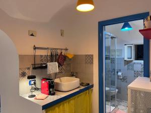 ein Badezimmer mit einer Theke mit einem Waschbecken und einer Dusche in der Unterkunft casa turchina in Neapel