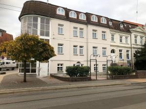 シュヴェリーンにあるHans & Franz Zimmervermietungの通り側の白い大きな建物