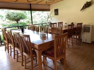 מסעדה או מקום אחר לאכול בו ב-Nantawanhomestay