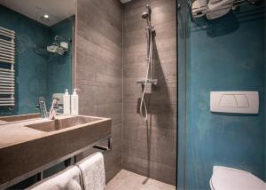 Un baño con ducha, lavabo e inodoro. en Musea Hotel & Apartments, en Ámsterdam