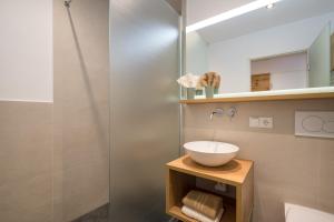 La salle de bains est pourvue d'un lavabo et d'une douche. dans l'établissement Ferienwohnung Alpentraum - Wildblume, à Fischen im Allgäu
