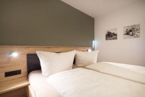 Duas camas sentadas uma ao lado da outra num quarto em Ferienwohnung Alpentraum - Wildblume em Fischen