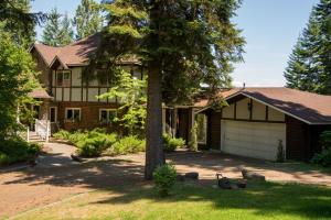 a house with a tree and a garage at Coeur de Lion BNB in Coeur d'Alene
