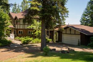 une maison avec un arbre et un garage dans l'établissement Coeur de Lion BNB, à Coeur d'Alene