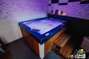 bañera azul y blanco en una habitación en Chozos Rurales El Solitario, en Baños de Montemayor