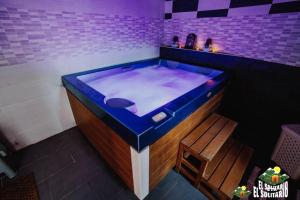 a blue and white tub in a room at Chozos Rurales El Solitario in Baños de Montemayor