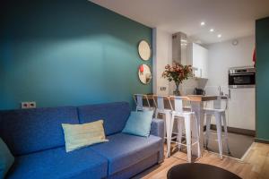 Una sala de estar con un sofá azul y una mesa. en Musea Hotel & Apartments, en Ámsterdam 24 fotos más