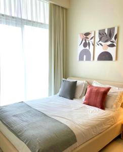 Postel nebo postele na pokoji v ubytování 2-Bedroom in Downtown with Canal view