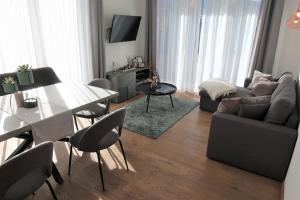 sala de estar con sofá y mesa en Mountain-Apart Simonhof en Maria Alm am Steinernen Meer